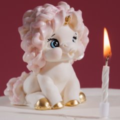 Фигурка из шоколадной глазури "Единорог со свечкой" 