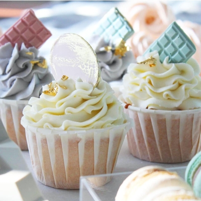 Капкейки с клубнично-малиновой начинкой